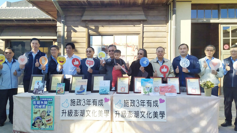 澎湖縣長賴峰偉(左6)16日走訪文化建設之一的洪根深美術館,並宣示111年將成立澎湖縣美術館執行委員會,加快籌建工作,10年內完成澎湖縣美術館開館。(澎湖縣政府提供)中央社 110年12月16日