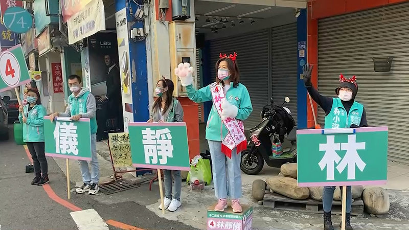 民進黨籍台中市第2選區立委補選參選人林靜儀(右2)16日到烏日市場周邊街頭向民眾拜票、爭取支持,同時也為18日將登場的公投宣講,力促4個不同意。(林靜儀競選總部提供)中央社記者蘇木春傳真 110年12月16日