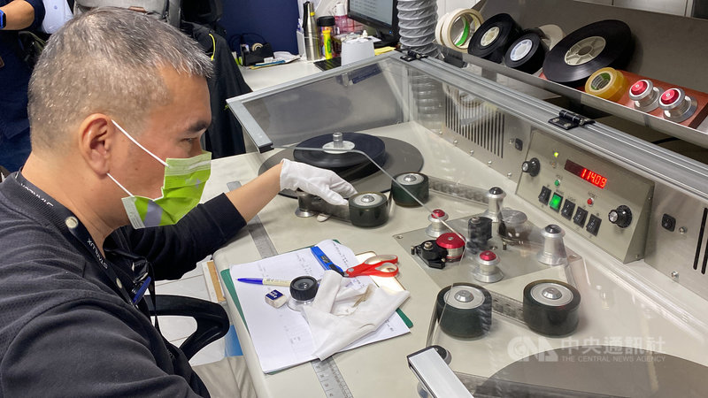 國家電影及視聽文化中心樹林區片庫保存老膠卷電影等珍貴文化資產,16日公開膠卷修復作業情形,整體過程需聆聽、造冊、超音波清潔、過帶後,才能掃描、整理聲音、修復與數位化,許多細節與專業難以委外處理,作業人員需付出極大耐心。中央社記者黃旭昇新北市攝 110年12月16日