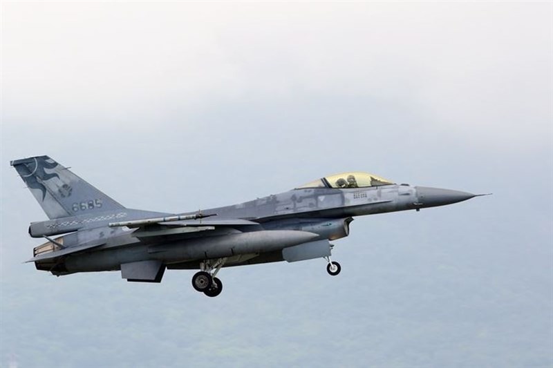 飛官吳彥霆民國107年6月4日駕駛F-16戰機發生撞山意外殉職，父母訴請國家賠償。台北地院判決國防部空軍司令部應賠償新台幣466萬4655元。圖為失事當天上午航迷拍到該架戰機。（陳姓航迷提供）