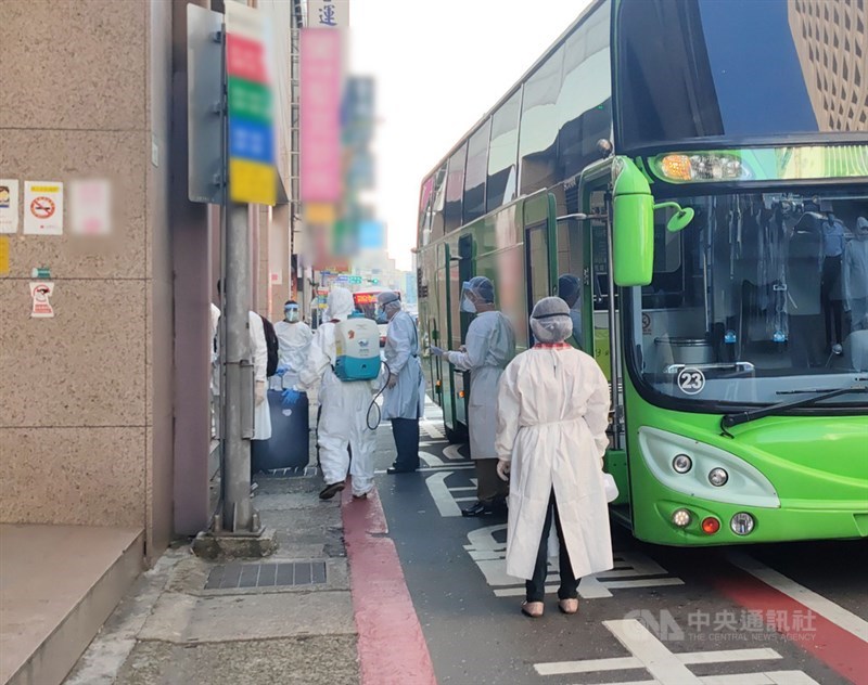 桃園某防疫旅館爆發COVID-19(2019冠狀病毒疾病)群聚疫情,中央流行疫情指揮中心指揮官陳時中16日指出,因目前已確定為防疫旅館群聚感染,已全面清空該旅館,按照防疫步調走。圖為工作人員協助住客清空作業。中央社記者葉臻攝 110年12月16日