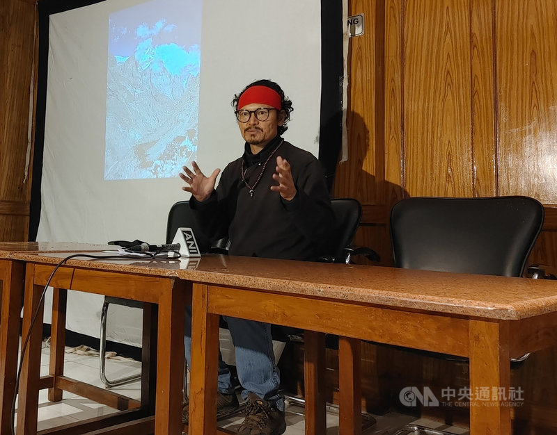 印度藏族作家兼行動人士丹增尊珠甫完成2萬公里的印度-中國邊界旅行，16日在德里召開記者會，呼籲印度政府加快邊界建設，以因應中國在邊界地區的日益擴張。中央社記者林行健德里攝  110年12月16日