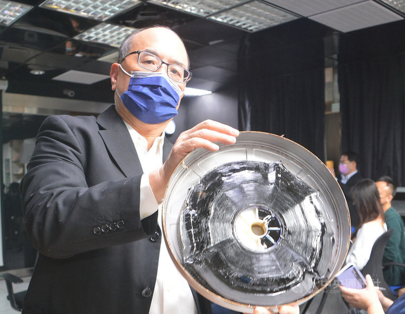 國家電影及視聽文化中心董事長藍祖蔚16日展示已酸化凝固,如同一塊大餅的電影膠卷,他說,這些底片再也無法起死回生。中央社記者黃旭昇新北市攝 110年12月16日