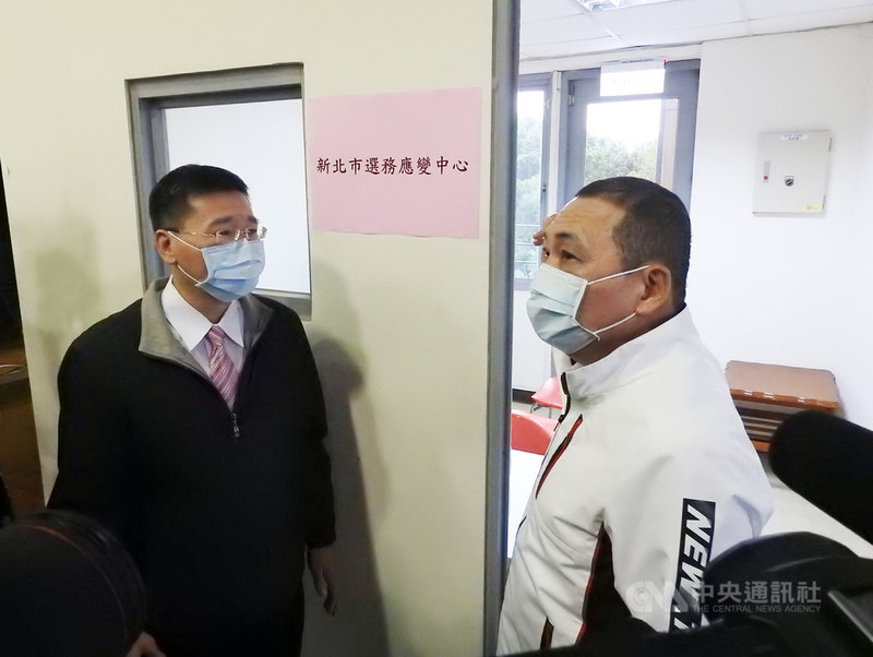 4大公投投票在即,新北市長侯友宜(右)17日上午視察新北市選舉委員會,並指示做好選務工作。中央社記者王鴻國攝 110年12月17日
