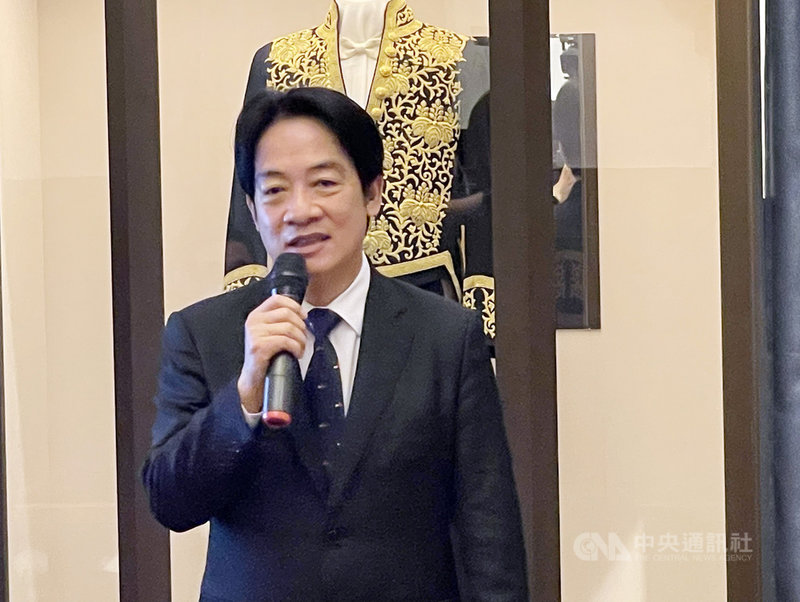 副總統賴清德17日上午出席成大成功校區成大博物館若槻道隆敕任官大禮服特展暨台日交流會的校慶活動,致詞時期許台日兩國關係愈來愈緊密,人民感情愈來愈好。中央社記者張榮祥台南攝 110年12月17日