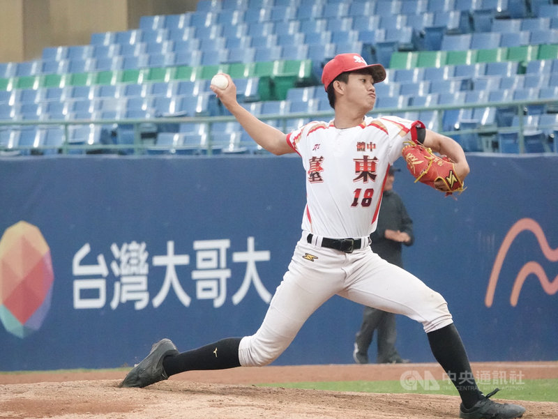 2021新北富邦國際城市U18棒球邀請賽4強戰,台東縣隊17日與台北市隊交手,台東投手陽益政後援穩守,率隊以4比1拿勝,隊史首闖冠軍戰。中央社記者謝靜雯攝 110年12月17日