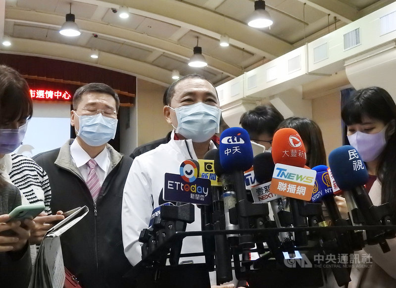 新北市長侯友宜(中)17日受訪時表示,今晚已有行程,不會出席國民黨民主守夜活動;至於有人在媒體刊登重啟核四公投案不同意廣告引用他的談話,他批評這是「移花接木、混淆視聽」。中央社記者王鴻國攝 110年12月17日