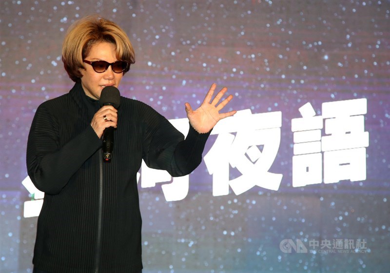 國民黨17日在公投前夕於台北自由廣場舉行民主守夜活動,除政界人士外,資深藝人蔡琴也現身,登台表達支持國民黨公投立場,並現場獻唱。中央社記者張新偉攝 110年12月17日