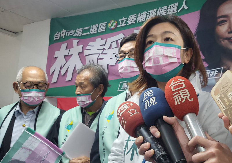 4大公投案18日將投票,民進黨籍台中市第2選區立委補選參選人林靜儀(右)17日表示,公投案如果選擇錯誤,未來會為台灣經濟發展帶來非常嚴重的延遲與影響,希望大家這次公投都能夠投下4個不同意。(林靜儀競選總部提供)中央社記者蘇木春傳真 110年12月17日