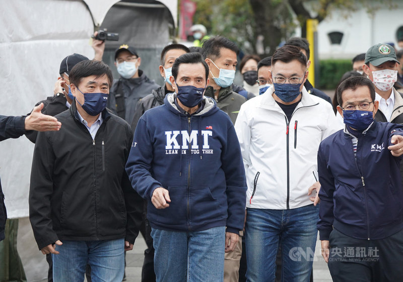 4大公投案18日投票,前總統馬英九(前左2)17日上午與前台北市長郝龍斌(前左)、國民黨立委江啟臣(前右2)、賴士葆(前右),出席「南北夾擊」台北公投掃街活動。中央社記者徐肇昌攝 110年12月17日