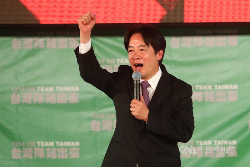 4大公投18日即將投票,民進黨17日晚間在凱達格蘭大道舉行「台灣行出去 」公投選前之夜,副總統賴清德登台助講,向支持者訴求投下4個不同意。中央社記者王騰毅攝 110年12月17日