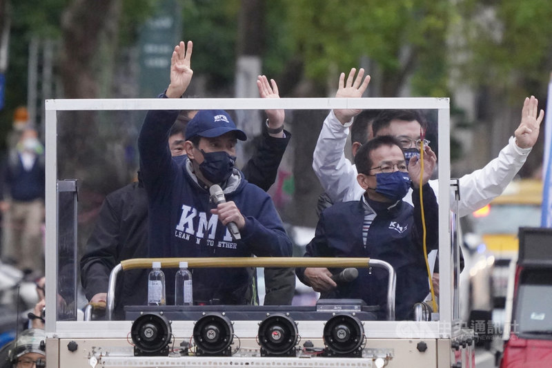 前總統馬英九(前左)17日上午出席「南北夾擊」台北公投車隊掃街活動,籲請民眾18日投下4個同意,用選票守護台灣。中央社記者徐肇昌攝 110年12月17日