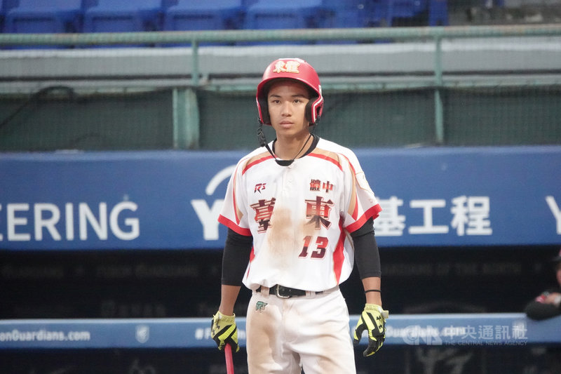 2021新北富邦國際城市U18棒球邀請賽4強戰17日登場,台東縣隊劉彥宇6局關鍵短打搶分,助隊終場以4比1奪勝,這也是台東隊史首度闖進冠軍戰。中央社記者謝靜雯攝 110年12月17日