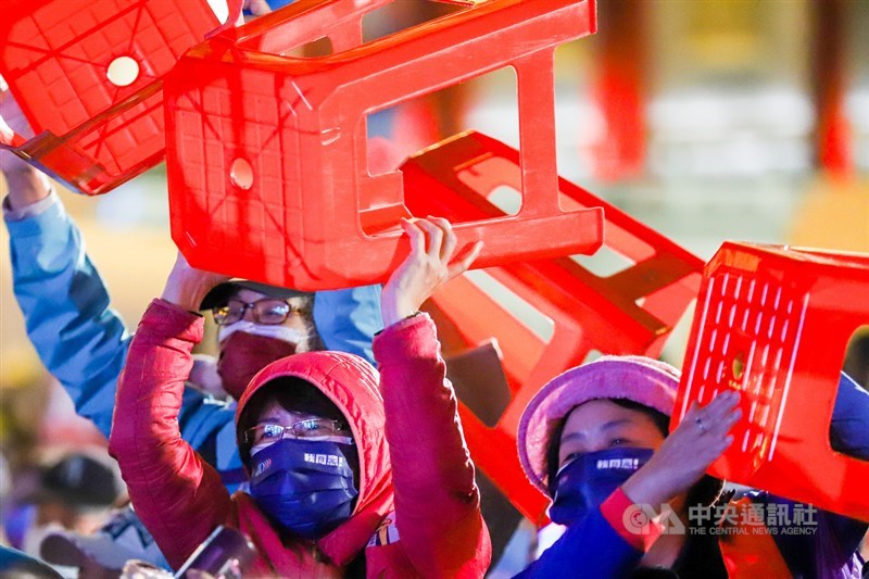 國民黨17日晚間在台北自由廣場舉行「民主守夜」活動，為18日登場的公投衝刺催票，吸引大批民眾到場參與，有支持者一度情緒激動、高舉座椅敲打鼓掌。中央社實習記者蕭宇軒攝 110年12月17日