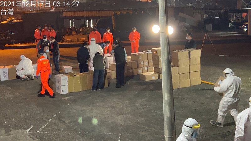 海巡署17日表示,16日晚間9時許雷達發現1艘可疑船筏自興達外海航向蚵仔寮漁港,晚間11時50分雷達通報可疑船筏進港,安檢人員立即啟動查艙機制,登船檢查,當場查獲漁船載運4品牌未稅菸品509箱(約24萬6900包),全數查扣,船上人員依法送辦。(海巡署提供)中央社記者曾以寧傳真 110年12月17日