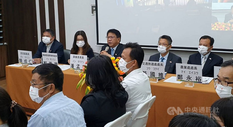 屏東縣政府與日本旭川市17日舉辦觀光物產線上推介會,邀集兩地觀光物產業者參與,分享雙方觀光旅遊及農特產品特色。圖為屏東縣會場。中央社記者郭芷瑄攝 110年12月17日