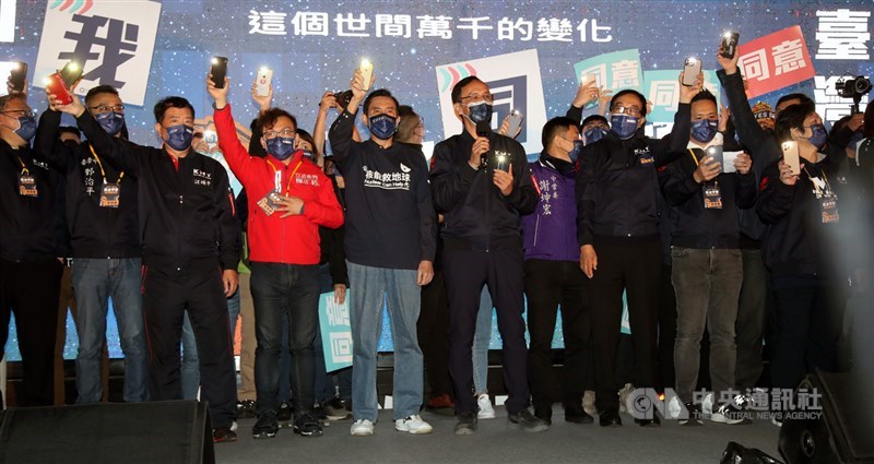 4大公投案18日投票在即,國民黨17日晚間在台北自由廣場發起「民主守夜」活動,前總統馬英九(左5)、黨主席朱立倫(左6)等人到場響應。中央社記者張新偉攝 110年12月17日