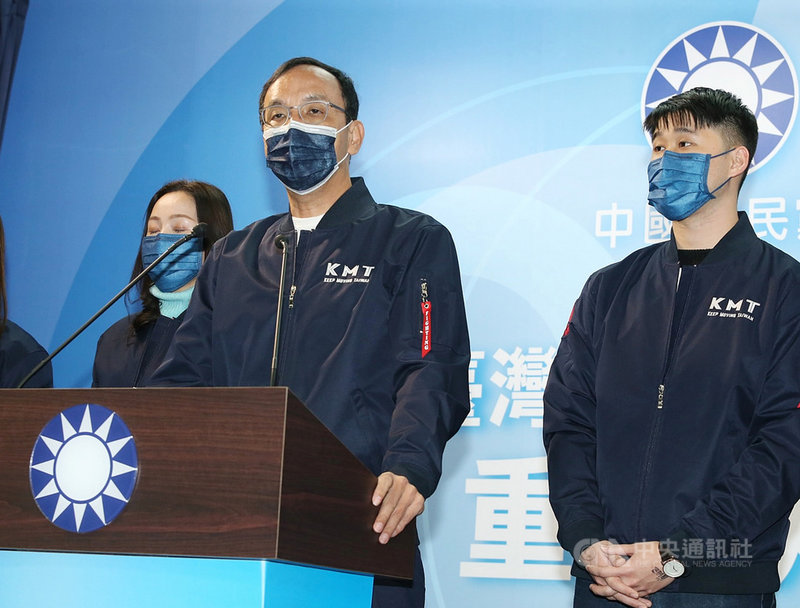 四大公投案18日投開票,不同意票皆高過同意票,國民黨主席朱立倫(右2)晚間在中央黨部召開記者會表示,身為黨主席要向全體國民黨表達歉意,他並呼籲,大家要把戰友找回來,不要去找戰犯。中央社記者郭日曉攝 110年12月18日