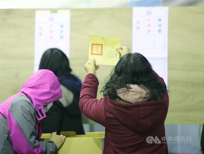 全國性公民投票第17案至第20案（重啟核四、反萊豬、公投綁大選、三接遷離）18日登場，投票時間至下午4時截止，選務人員進行開票。中央社記者郭日曉攝 110年12月18日