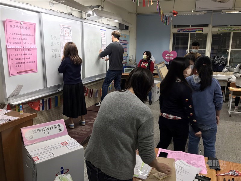 4大公投案18日投票,素有「選戰章魚哥」之稱的台北市士林區天玉里得票率受關注。圖為天玉里投開票所進行開票作業。中央社記者劉建邦攝 110年12月18日