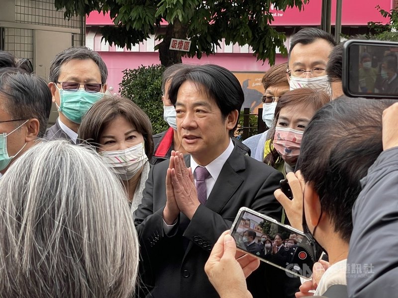 四大公投18日投票,副總統賴清德(中)上午投票前在台南市中西區住家外接受媒體聯訪,呼籲大家踴躍投票。中央社記者張榮祥台南攝 110年12月18日