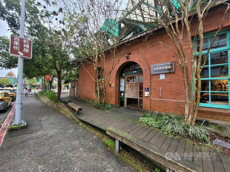 文學家黃春明去年在宜蘭結束經營「百果樹紅磚屋」咖啡廳後,縣府委外新團隊進駐,以「BiG18紅磚屋」為名重新出發,18日開幕。中央社記者沈如峰宜蘭縣攝 110年12月18日