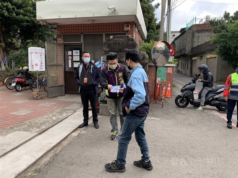 4大公投18日投票,觀音挺藻礁聯盟發起人戴兆華(中)在桃園市觀音區投開票所外、法定距離內發放保護藻礁文宣。中央社記者葉臻攝 110年12月18日