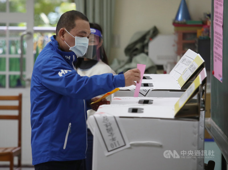 重啟核四、反萊豬、公投綁大選及三接遷離公投案18日投票,新北市長侯友宜(前)上午到板橋國小投票。中央社記者張新偉攝 110年12月18日