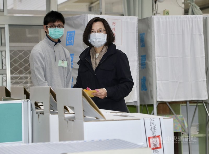 重啟核四、反萊豬、公投綁大選及三接遷離公投案18日投、開票。總統蔡英文(右)早上前往新北秀朗國小投票,呼籲民眾投下4張不同意票。中央社記者張皓安攝 110年12月18日