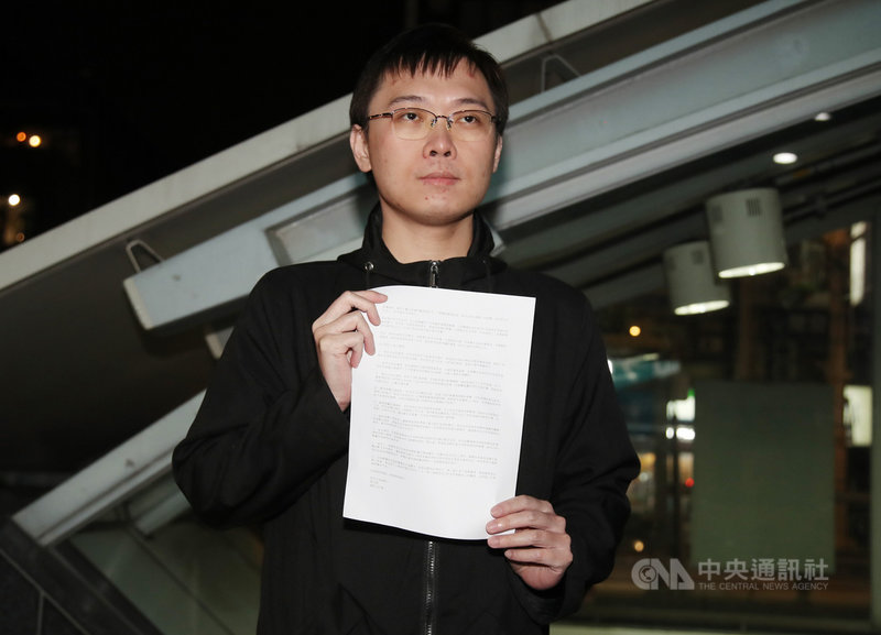 重啟核四公民投票案領銜人黃士修18日晚間在台北發表聲明表示,重啟核四公投案未通過,依法不生任何效力,維持封存現況,作為領銜人,感謝辛苦奮鬥志工及所有為科學而戰的各方友軍。中央社記者張新偉攝 110年12月18日