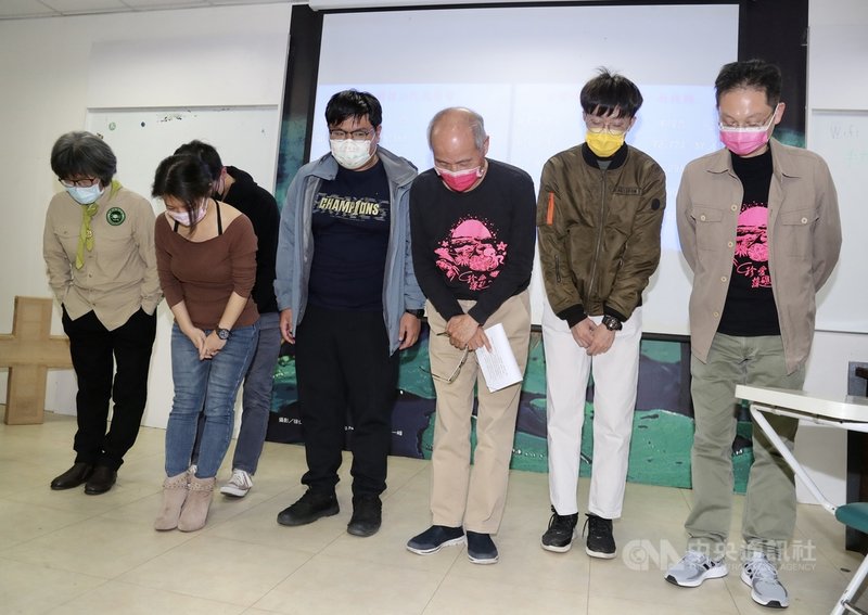 四大公投案18日投開票，三接遷離公投領銜人潘忠政（右3）晚間宣布公投失敗，他表示，謝謝每一個投票的公民，請跟我們一起持續關懷藻礁、關懷環境、關懷台灣。中央社記者張皓安攝　110年12月18日
