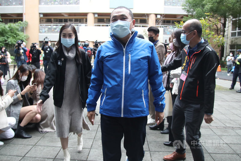 全國性公民投票第17案至第20案18日登場,新北市長侯友宜(前中)上午到板橋國小投票所投票,並接受媒體聯訪。中央社記者張新偉攝 110年12月18日