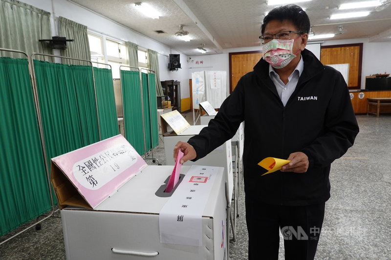重啟核四、反萊豬、公投綁大選及三接遷離公投案18日投票,屏東縣長潘孟安回到恆春半島投票,呼籲民眾踴躍投票,「許國家一個未來」。中央社記者李卉婷攝 110年12月18日