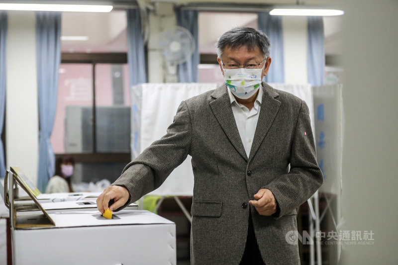 全國性公民投票案第17案至第20案18日登場，台灣民眾黨主席、台北市長柯文哲上午前往金甌女中投開票所投票。中央社記者裴禛攝 110年12月18日