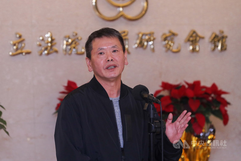 反萊豬公投領銜人林為洲(圖)18日晚間在立法院舉行記者會表示,雖然還在開票,但大勢已定,反萊豬公投沒有通過,尊重國人的決定,他作為領銜人,同時也是黨的公投小組執行長、國民黨副秘書長,他有責任對推動不順利來負責,因此他宣布即刻起辭去國民黨副秘書長職位。中央社記者裴禛攝 110年12月18日