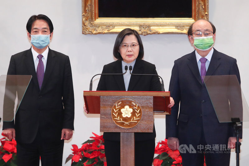四大公投案18日投開票,不同意票都領先同意票,總統蔡英文(中)晚間由副總統賴清德(左)與民進黨立法院黨團總召柯建銘(右)陪同,在總統府大禮堂舉行記者會,針對公投案發表談話。中央社記者王騰毅攝 110年12月18日