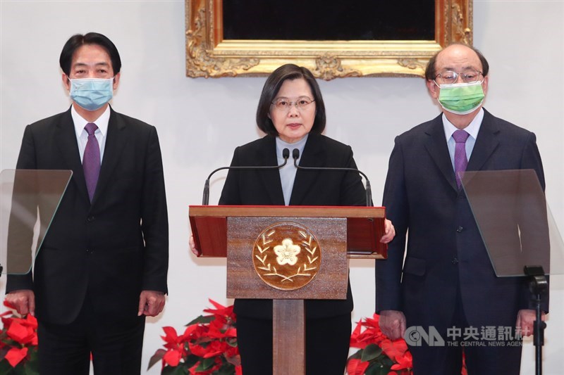 四大公投案18日投開票,不同意票都領先同意票,總統蔡英文(中)晚間由副總統賴清德(左)與民進黨立法院黨團總召柯建銘(右)陪同,在總統府大禮堂舉行記者會,針對公投案發表談話。中央社記者王騰毅攝 110年12月18日