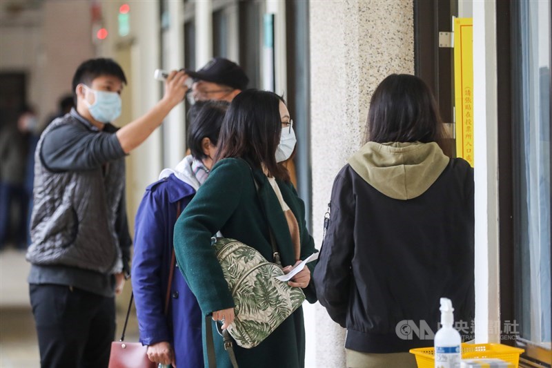 北市選委會統計，18日至下午2時，全市投票率約3成多，最高為松山區36.59%，最低為大安區30.07%。圖為金甌女中投開票所。中央社記者裴禛攝 110年12月18日