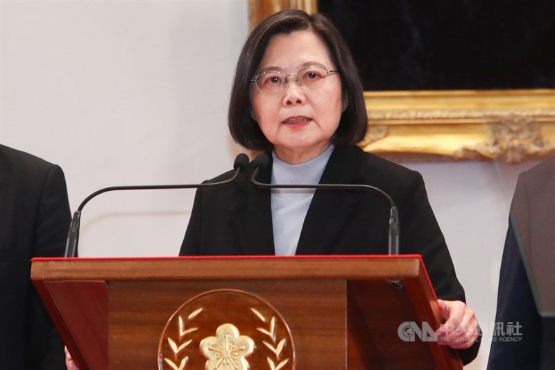 四大公投案18日投開票,不同意票都領先同意票,總統蔡英文晚間在總統府召開記者會表示,謝謝參與公投的台灣人,這是公民意志展現,公投沒有誰輸誰贏的問題,只有國家未來怎麼走的問題。中央社記者王騰毅攝 110年12月18日