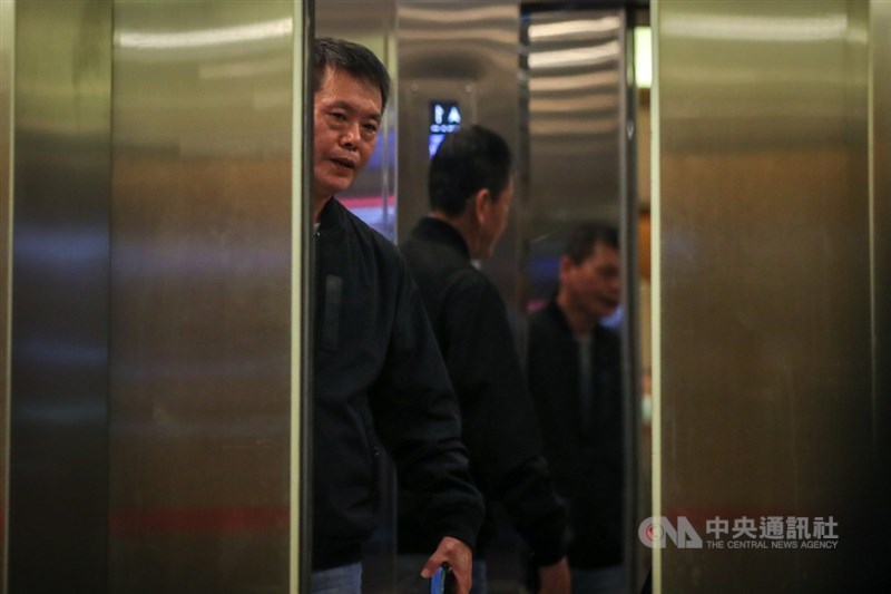 四大公投案18日投開票,反萊豬公投領銜人、國民黨立委林為洲(圖)晚間在立法院舉行記者會表示,雖然還在開票,但大勢已定,反萊豬公投沒有通過,尊重國人的決定,而他即刻起辭去國民黨副秘書長職位,以示負責。中央社記者裴禛攝 110年12月18日