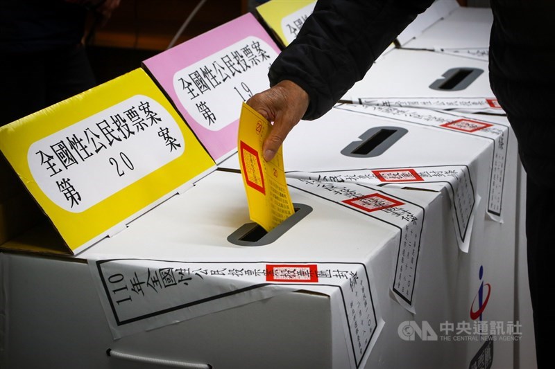 重啟核四、反萊豬、公投綁大選、三接遷離公投案18日投票,一早投票所就有民眾前往投票。中央社記者王騰毅攝 110年12月18日