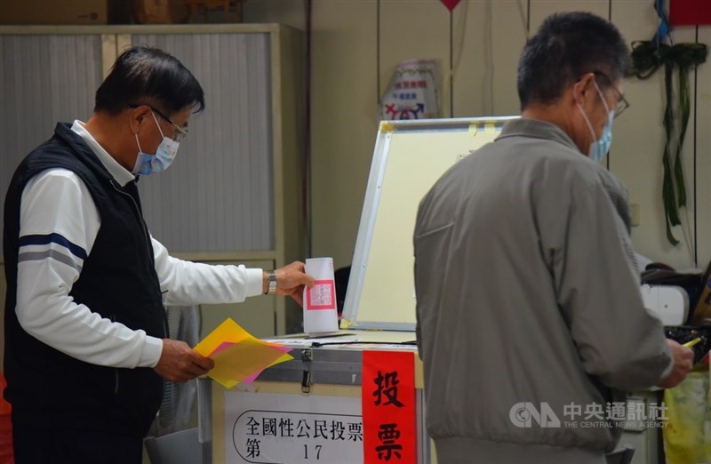 重啟核四、反萊豬、公投綁大選、三接遷離公投案18日投票,南投縣長林明溱(左)上午到集集鎮八張社區活動中心投票。中央社記者蕭博陽南投縣攝 110年12月18日