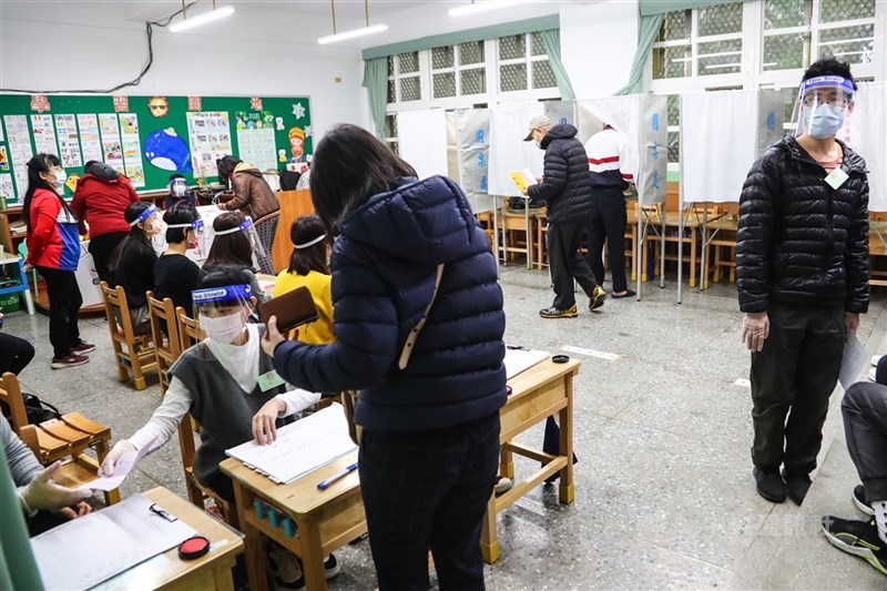 四大公投案18日投票全遭否決,除提出反萊豬、公投綁大選公投案的國民黨遭到重挫,北部幾個縣市同意票多於不同意票,對綠營也是警訊。中央社記者王騰毅攝 110年12月18日