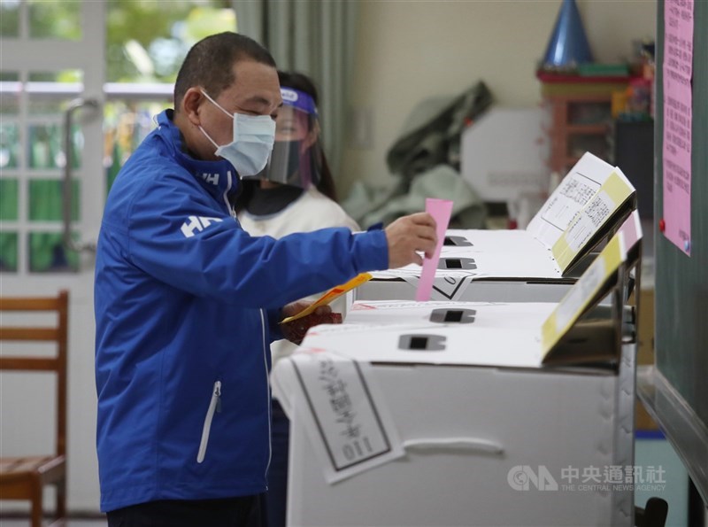 四大公投皆未過關,對喊出「四個同意」的國民黨是一大挫敗,黨內分析,新北市長侯友宜(圖)未表態引爆黨內矛盾,加上論述衝不破同溫層、經濟藍動向陷入猶疑,最後慘遭逆轉。中央社記者張新偉攝 110年12月18日