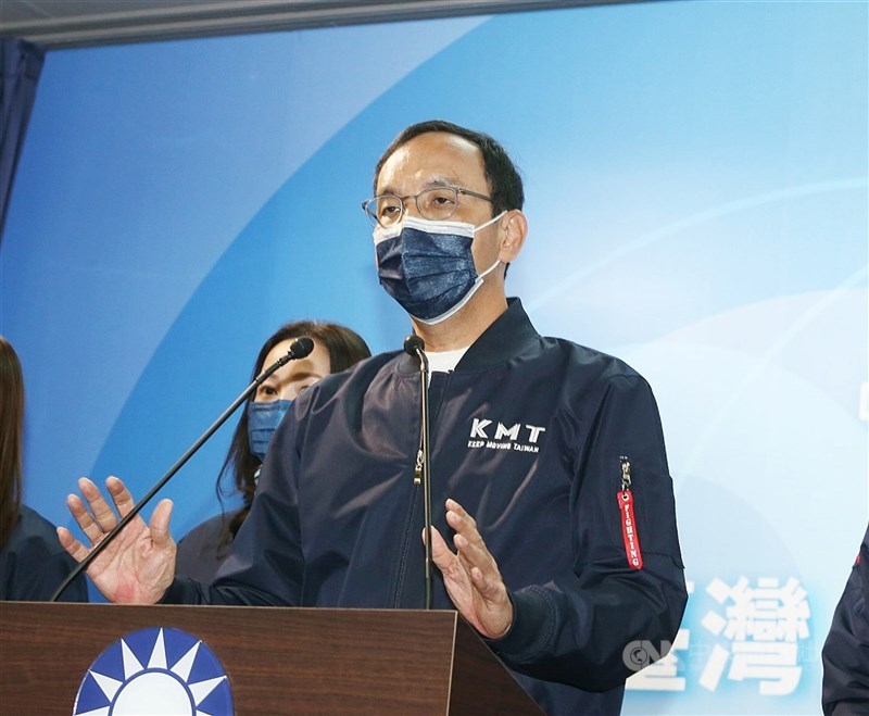 四大公投案不同意票皆高於同意票,國民黨主席朱立倫(前)18日晚間在中央黨部召開記者會指出,身為黨主席,他負最大的責任,必須承擔,現在趕快把戰友都找回來,不要找戰犯。中央社記者郭日曉攝 110年12月18日