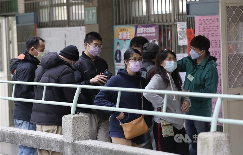 重啟核四、反萊豬、公投綁大選及三接遷離公投案18日投、開票,民眾配戴口罩、攜帶證件前往投開票所投票。中央社記者張皓安攝 110年12月18日