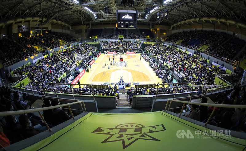 台灣職籃P. LEAGUE+新北國王18日在新莊體育館舉行主場開幕戰，吸引6032名球迷進場。中央社記者張新偉攝110年12月18日