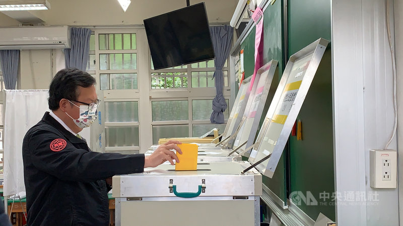 重啟核四、反萊豬、公投綁大選、三接遷離公投案18日投票,桃園市長鄭文燦早上回母校大安國小投票,呼籲民眾把握投票權利,慎重行使投票權。中央社記者葉臻攝 110年12月18日