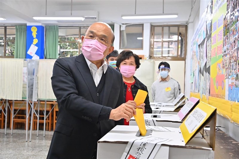 全國性公民投票第17案至第20案18日登場,行政院長蘇貞昌一早完成投票。(圖取自facebook.com/gogogoeball)