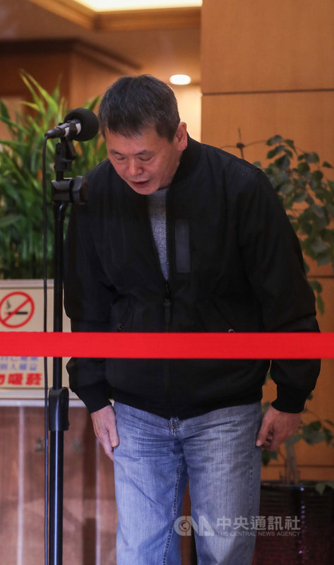 反萊豬公投領銜人林為洲(圖)18日晚間在立法院舉行記者會表示,雖然還在開票,但大勢已定,反萊豬公投沒有通過,尊重國人的決定;林為洲宣布即刻起辭去國民黨副秘書長職位,向支持者鞠躬致歉。中央社記者裴禛攝 110年12月18日